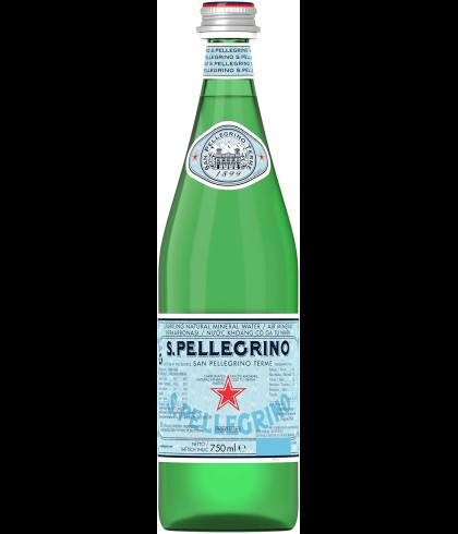 Fles S. Pellegrino Bruisend van S. Pellegrino, bij slijterij ’t Bockje in Bathmen