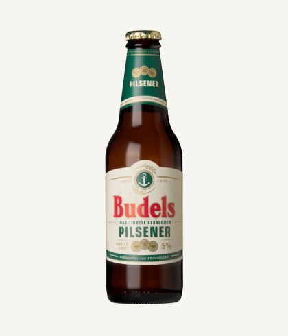 Fles Budels Pilsner, bier, bij slijterij ’t Bockje in Bathmen
