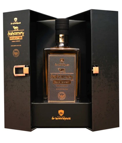 Fles De Bronckhorst Dahomey Peated Grain Whisky, whisky, op voorraad bij slijterij t Bockje in Bathmen