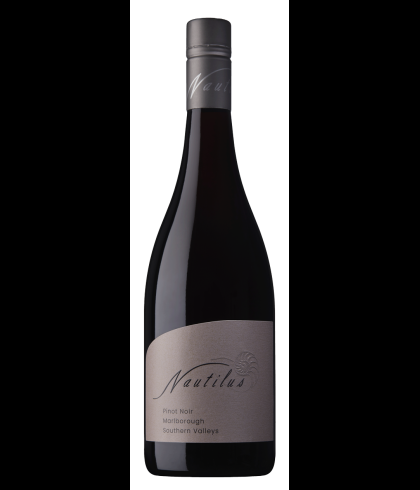 Fles Nautilus Pinot Noir, wijn op voorraad bij slijterij t Bockje in Bathmen