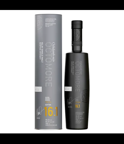Fles Octomore 16.1, zwaar geturfde Islay single malt, op voorraad bij slijterij t Bockje in Bathmen