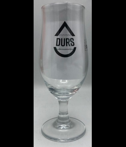 Glas DURS bierglas op voet van Durs Bierglas, bij slijterij ’t Bockje in Bathmen