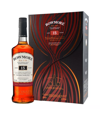 Fles Bowmore 15 Years Old met glazen, single malt whisky, op voorraad bij slijterij t Bockje in Bathmen