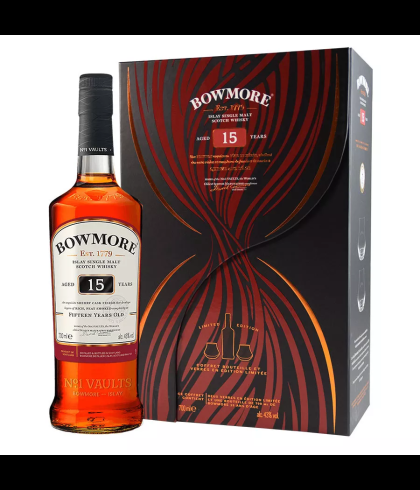 Fles Bowmore 15 Years Old met glazen, single malt whisky, op voorraad bij slijterij t Bockje in Bathmen